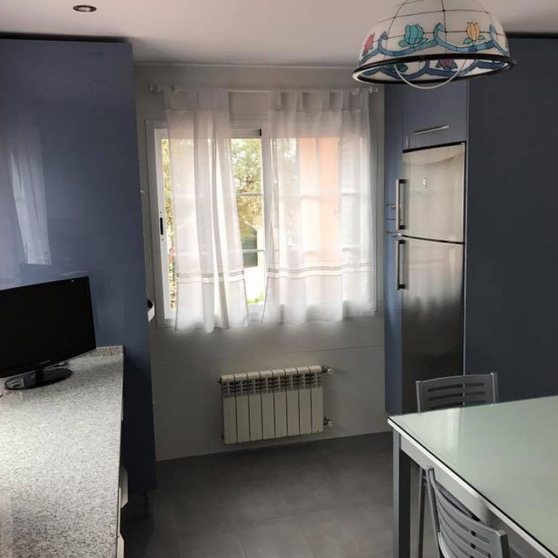 Cocina con puertas HPL tirador inox con encimera granito