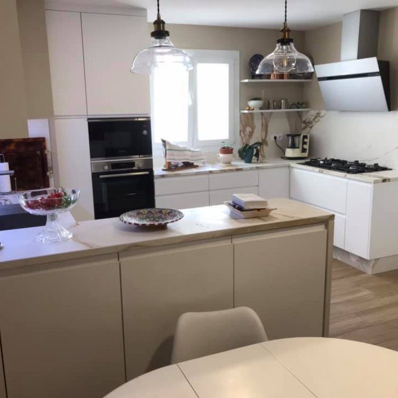 Mobiliario de cocina PET con encimera ABK Calacatta Gold