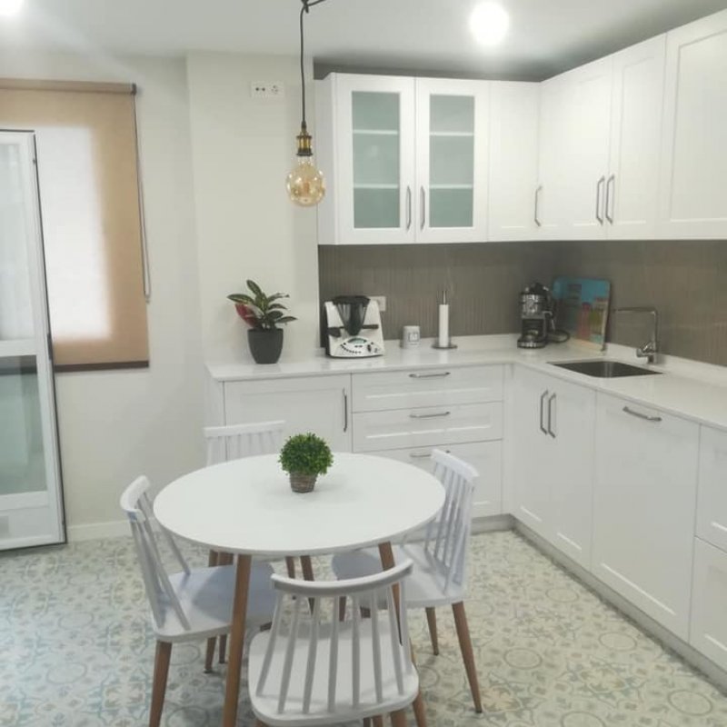 Mobiliario de cocina lacada con encimera Silestone White Storm