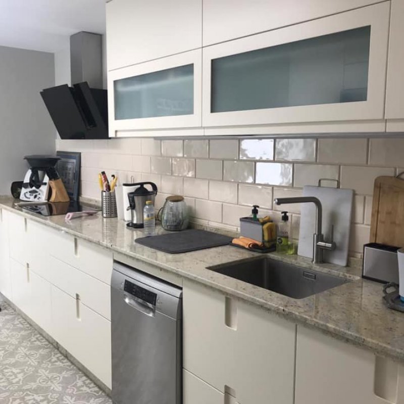 Mobiliario de cocina lacada hueso con encimera Granith