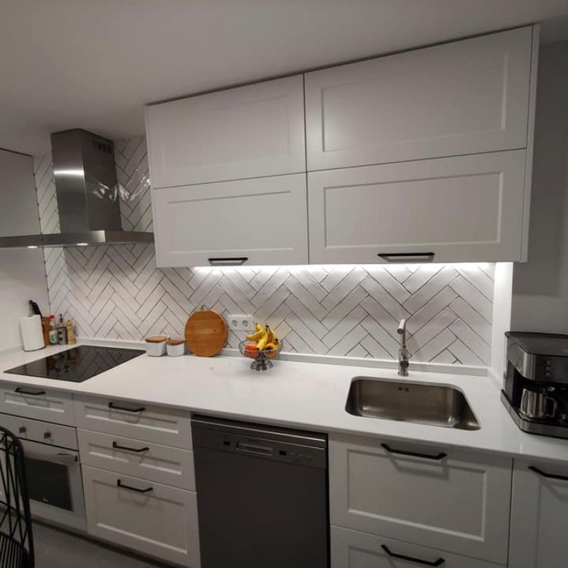 Mobiliario de cocina lacada hueso con encimera Compac