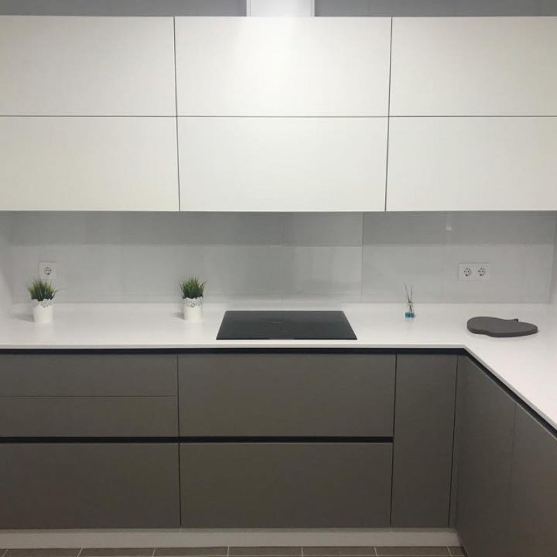 Mobiliario de cocina tirador gola con encimera Silestone