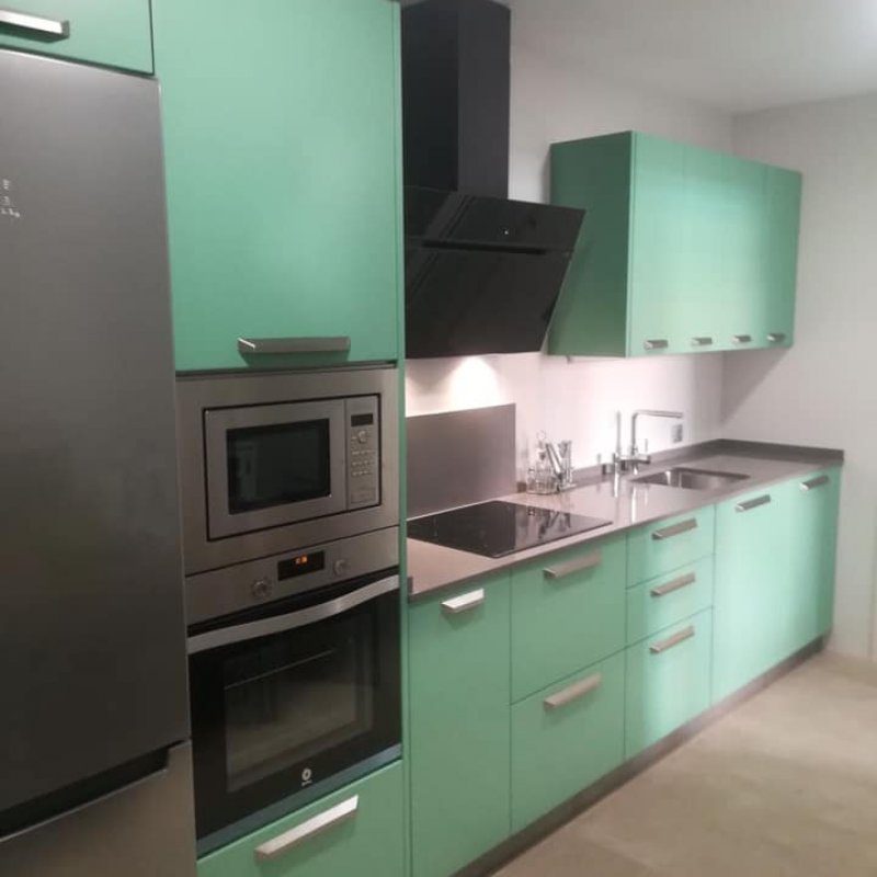 Mobiliario de cocina lacada con encimera Compac Plomo