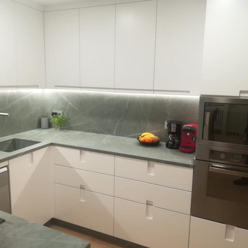 Mobiliario de cocina lacada con encimera Neolith Zaha Stone