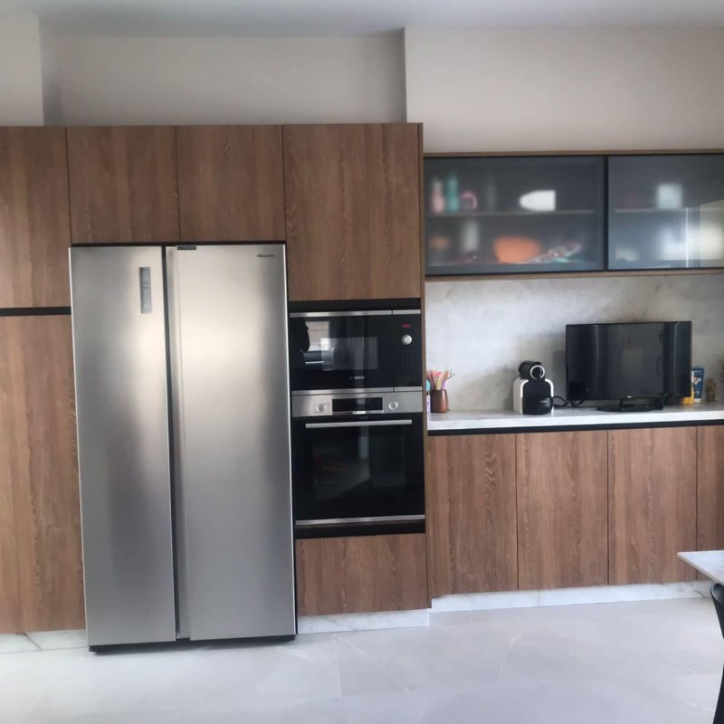 Cocina con puertas MPL tirador gola aluminio negro. Encimera Neolith
