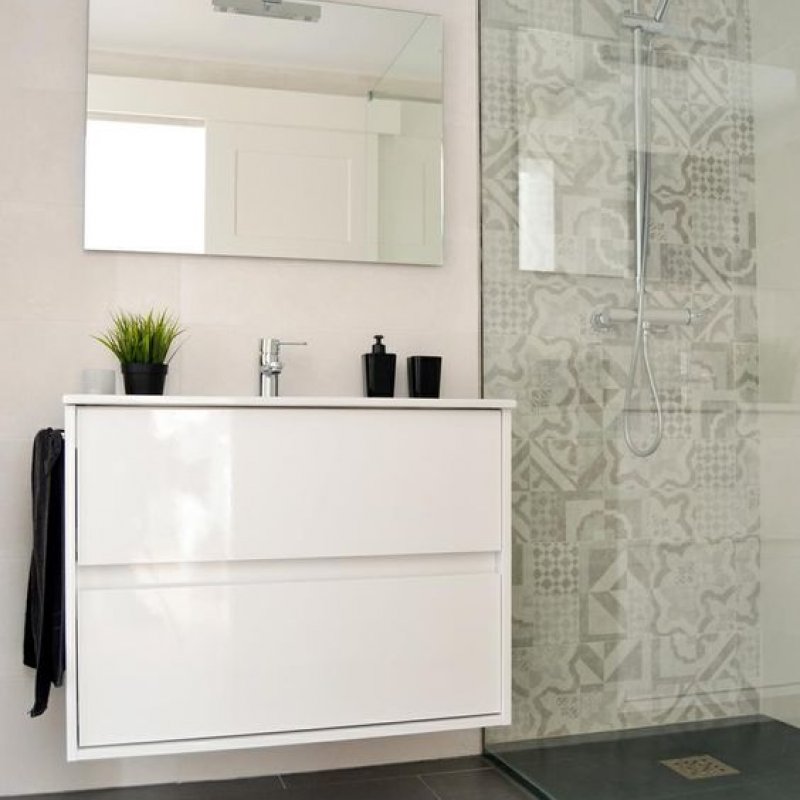 Baño completamente reformado con estilo minimalista
